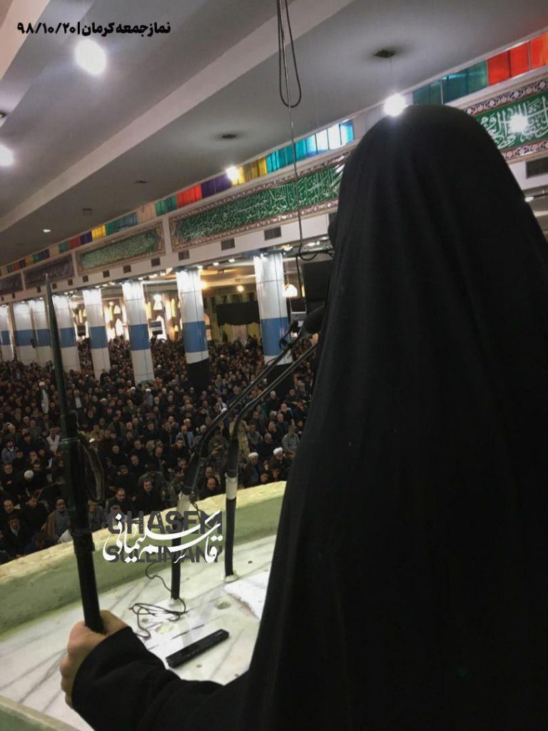 سخنرانی زینب سلیمانی اسلحه به دست در نماز جمعه کرمان