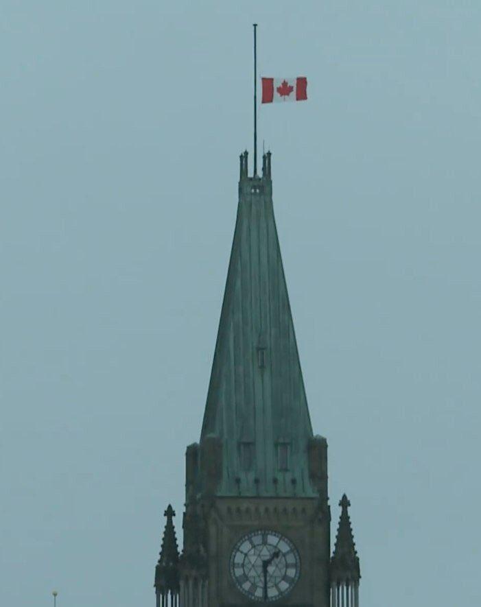 پرچم پارلمان کانادا به احترام کشته شدگان سقوط هواپیما اوکراین