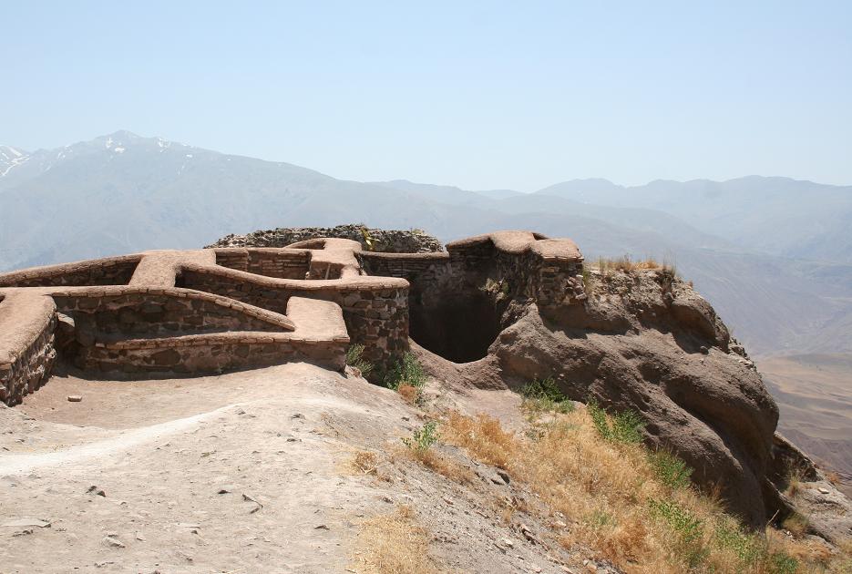 بقایای قلعه الموت یا دژ الموت