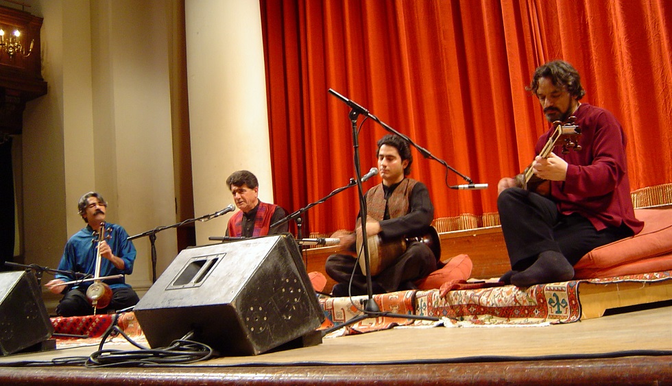 از چپ به راست: کیهان کلهر، محمدرضا شجریان، همایون شجریان و حسین علیزاده در کنسرت لندن.