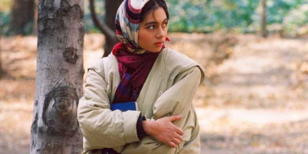 دانلود فیلم سینمایی ایرانی دختری با کفشهای کتانی با کیفیت عالی